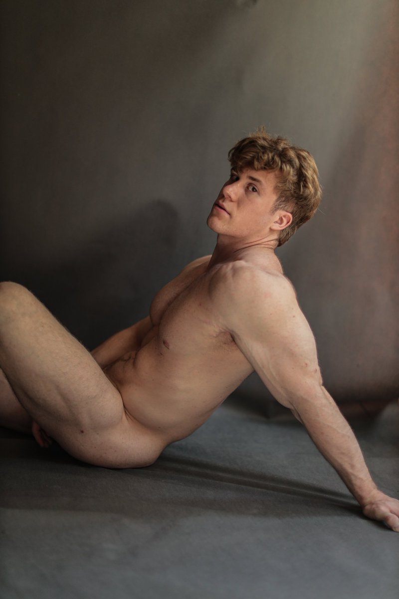 Looking for a gym buddy… bonus if you can handle more than just my weight 😈💪

Watch videos here: linktr.ee/imfrankvip