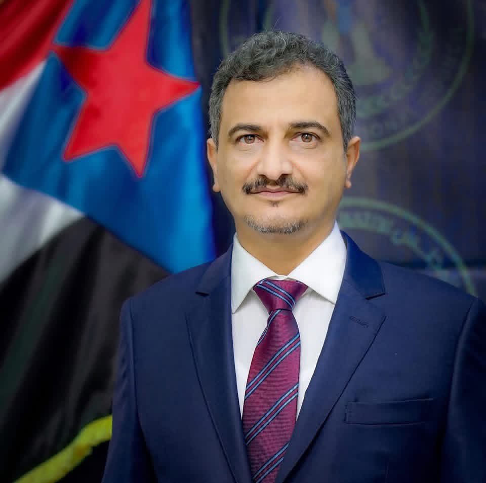 ثلاث حكومات تخلّت عن مسؤولياتها في #عدن،
وبقي المحافظ #أحمد_لملس صامداً، يواجه الإرهاب، ويتحمّل تدهور الوضع المعيشي على كاهله مع أبناء العاصمة،
فهل عرفَت عدن، منذ تحريرها، رجل دولة صمد في وجه كل هذا كما صمد هذا الرجل