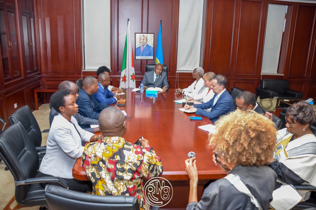 RTNBurundi's tweet photo. Des envoyés spéciaux de l’Organisation des Nations Unies pour l’éducation, la science et la culture @UNESCO , conduits par Krista Pikkat, Directrice du secteur Culture, ont été reçus ce 12 février 2026 au Palais présidentiel de @NtareHouse   par le Vice-président de la République du Burundi, Prosper Bazombanza, et le Premier ministre burundais, Nestor Ntahontuye. La délégation comprenait également la Princesse Esther Kamatari et  @GabrielRufyiri .

À l’issue d’une visite effectuée au Musée National de Gitega, la Princesse Esther Kamatari a indiqué que leur mission visait à présenter un projet de réhabilitation de ce lieu emblématique en vue de son inscription au patrimoine mondial de l’UNESCO. Elle a précisé que les échanges ont également porté sur l’ancien site où étaient inhumées les Reines, situé dans la forêt de #Mpotsa, qui pourrait lui aussi être restauré et proposé au classement parmi les sites du patrimoine mondial.

Le Vice-président Prosper Bazombanza a salué une rencontre opportune, rappelant que le Burundi a déjà intégré la valorisation des sites touristiques dans le pilier 4 de sa Vision 2040-2060. Selon lui, cette démarche contribuera à préserver la mémoire nationale et à transmettre aux générations futures l’héritage des ancêtres.

De son côté, le Porte-parole du Premier ministre burundais, Moïse Nkurunziza, a indiqué que le Chef du Gouvernement burundais a remercié la délégation pour cette initiative, soulignant qu’elle intervient à un moment où l’État burundais vient d’adopter un programme de réhabilitation de cinq sites touristiques.

Il précise que le chef du @BurundiGov  a également assuré que toute personne occupant illégalement ces sites sera soumise au respect de la loi afin de garantir leur protection durable.

Pour sa part, Gabriel Rufyiri, Président de l’OLUCOME, qui accompagnait la délégation, a plaidé pour la restitution rapide de tous les biens retirés des sites historiques. Il a rappelé que l’article 69 de la Constitution burundaise consacre le caractère inaliénable du patrimoine national burundais, et a suggéré que l’État entreprenne des démarches pour récupérer les biens emportés en Belgique.

Il a enfin recommandé la construction du lieu où le Prince Louis Rwagasore fut assassiné, estimant qu’il devrait être aménagé de manière digne afin de demeurer un haut lieu de mémoire nationale.