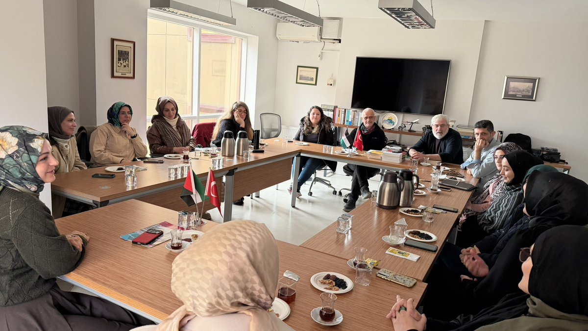 Yazının serüveni merak eden bir grup kalem severle geleneksel kahvaltımızda birlikteydik.
Yazmak için yola çıkanlarla birlikte olunca sohbeti sonlandıramadık. Yazmayı konuşacaktık ama asıl ihtiyacımız olan karşılıklı samimi sohbet imiş.

#ilkeyayıncılık #yazıkültürü #yayın #kitap