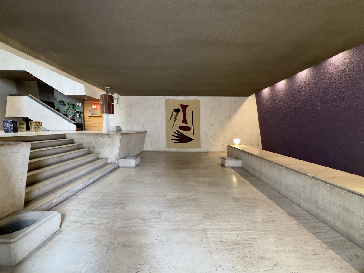 ExaArq's tweet photo. Interiores de la Escuela de Ballet Folklórico de México Amalia Hernández. Feliz de haber entrado, por fin.

Arq. Agustín Hernández 
Col. Guerrero, #CDMX
(1966) https://t.co/sGqjXVGGqR
