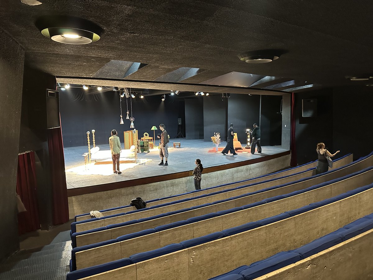 ExaArq's tweet photo. Interiores de la Escuela de Ballet Folklórico de México Amalia Hernández. Feliz de haber entrado, por fin.

Arq. Agustín Hernández 
Col. Guerrero, #CDMX
(1966) https://t.co/sGqjXVGGqR