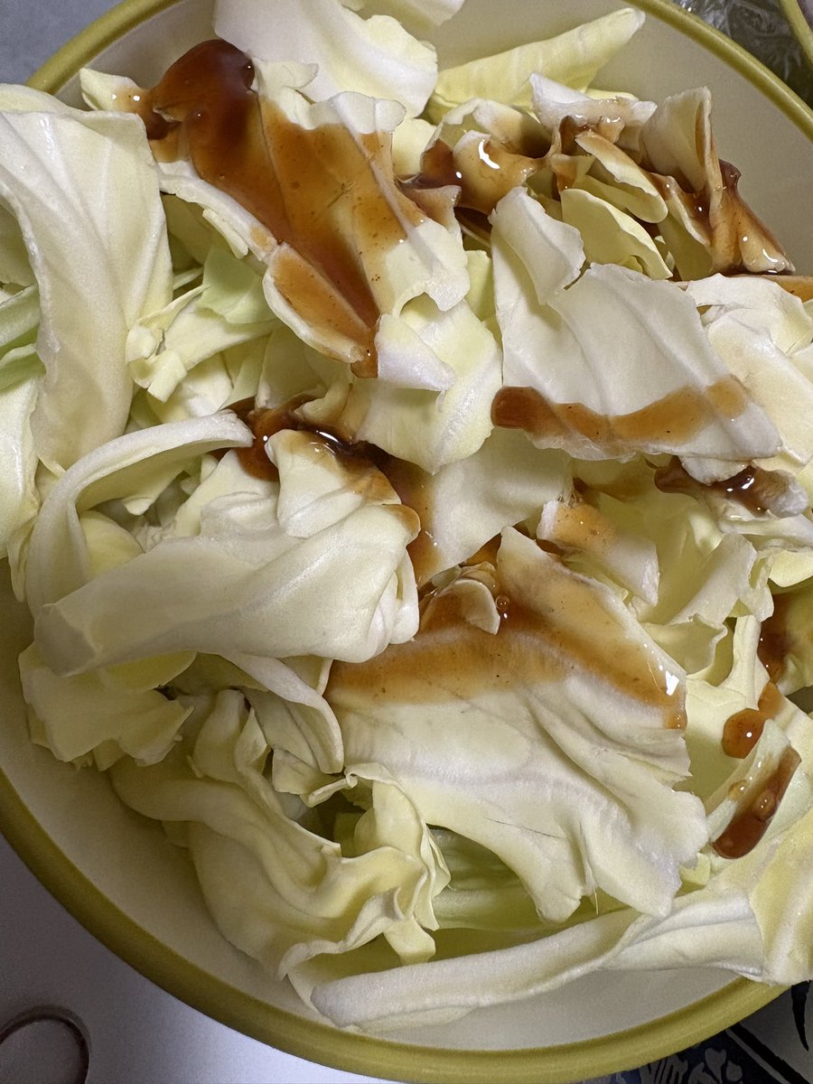 cabbage184184's tweet image. 失礼します。
（মাফ করবেন, ）

キャベツです。
（এটা বাঁধাকপি।）

#SCD
#キャベツ
#cabbage 
#失礼しますキャベツです 
#野菜