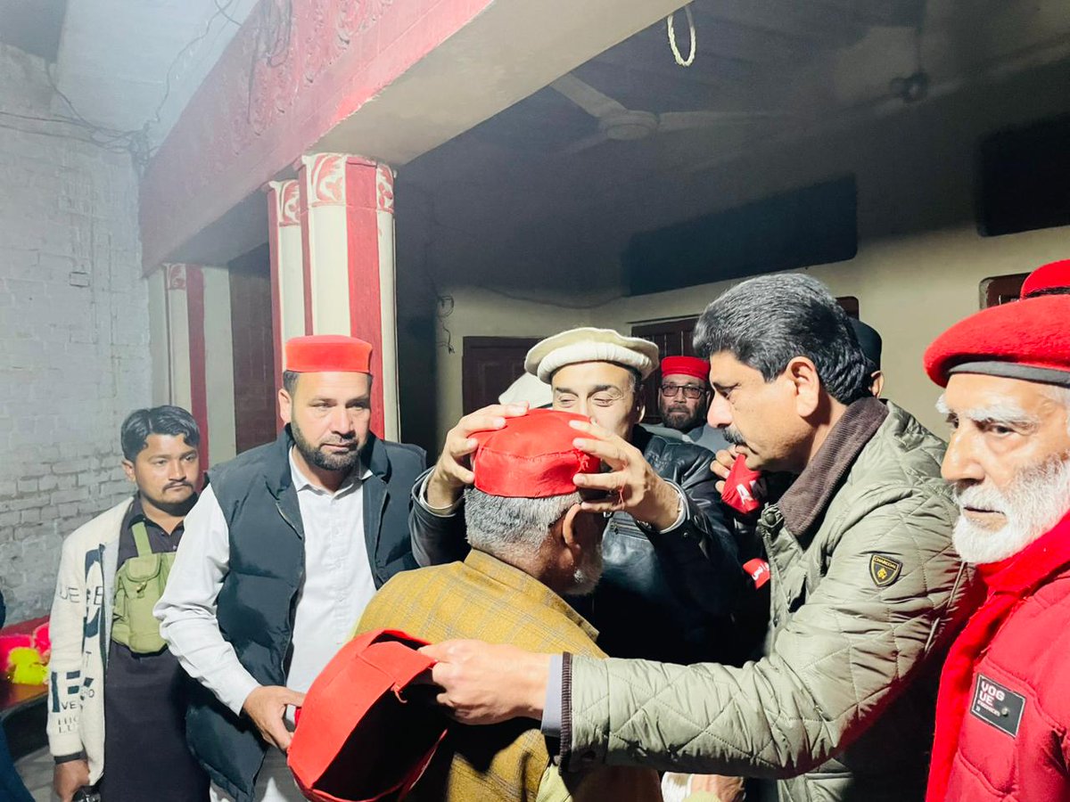 ایم سی 3 چارسدہ پاکستان تحریک انصاف کے دیرینہ رہنما اسلم پرویز ساتھیوں سمیت عوامی نیشنل پارٹی میں شامل  
ضلعی و تحصیل عہدیدار اسد خان نوید گگیانی فضل وہاب حضرت علی بابر خان و دیگر شریک 
اس موقع پر سید معصوم شاہ باچا نے نئے شامل ہونے والوں کو پارٹی ٹوپیاں پہنائی

#ANPCharsadda