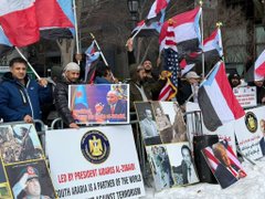 Mohammedawlaqi's tweet image. صور من الوقفة الاحتجاجية لأبناء الجنوب في أمريكا أمام مبنى الأمم المتحدة بنيويورك للتنديد بجرائم القوات المدعومة سعودياً في حضرموت وشبوة، تزامناً مع انعقاد جلسة مجلس الأمن بشأن اليمن.  
#الدعم_السعودي_يقتل_المتظاهرين
#شبوة_الثبات_والصمود_للجنوب
#حضرموت_ترفض_الاحتلال_اليمني