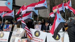 Mohammedawlaqi's tweet image. صور من الوقفة الاحتجاجية لأبناء الجنوب في أمريكا أمام مبنى الأمم المتحدة بنيويورك للتنديد بجرائم القوات المدعومة سعودياً في حضرموت وشبوة، تزامناً مع انعقاد جلسة مجلس الأمن بشأن اليمن.  
#الدعم_السعودي_يقتل_المتظاهرين
#شبوة_الثبات_والصمود_للجنوب
#حضرموت_ترفض_الاحتلال_اليمني