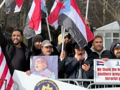 Mohammedawlaqi's tweet image. صور من الوقفة الاحتجاجية لأبناء الجنوب في أمريكا أمام مبنى الأمم المتحدة بنيويورك للتنديد بجرائم القوات المدعومة سعودياً في حضرموت وشبوة، تزامناً مع انعقاد جلسة مجلس الأمن بشأن اليمن.  
#الدعم_السعودي_يقتل_المتظاهرين
#شبوة_الثبات_والصمود_للجنوب
#حضرموت_ترفض_الاحتلال_اليمني