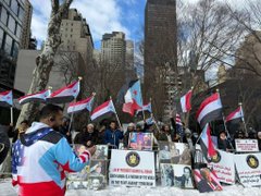 Mohammedawlaqi's tweet image. صور من الوقفة الاحتجاجية لأبناء الجنوب في أمريكا أمام مبنى الأمم المتحدة بنيويورك للتنديد بجرائم القوات المدعومة سعودياً في حضرموت وشبوة، تزامناً مع انعقاد جلسة مجلس الأمن بشأن اليمن.  
#الدعم_السعودي_يقتل_المتظاهرين
#شبوة_الثبات_والصمود_للجنوب
#حضرموت_ترفض_الاحتلال_اليمني