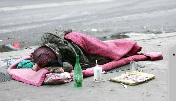 BRINDILLE851's tweet photo. Une dame en très grande précarité à besoin d'aide...
Son destin atrocement tragique l'on menée à une vie misérable aujourd'hui....Je pèse mes mots....Pourtant j'en vois mais la....C'est atroce....
Après 3 h passées avec elle cet après midi pour l'aider à mettre en place les choses essentielles et vitales pour elle ,voici une liste des choses dont elle a besoin....
SI VOUS SOUHAITEZ AIDER CETTE DAME,vous pouvez déposer vos dons au refuge Oléronais, ils lui seront transmis au fur et à mesure....
Pour éviter les doublons, appeler moi avant si possible pour éviter les dons en trop....Si c'était le cas de toute facon je proposerai en don à d'autres personnes necessiteuses...
0675552949
Merciiii à toutes et tous !!!
Voici la liste...
Elle n'a rien....
📷Un velo avec un panier
📷Une remorque vélo pour emmener son seul ami qui la sécurise
📷2 paires en 41 de chaussures de marche type basket ou autre
📷2 blousons chauds taille 40 su possible contre la pluie
📷1 grand sac à dos genre randonnée
📷10 paires de chaussettes
📷Culottes confortables en 40
📷Brassières en 40 à peu près
📷T-shirts
📷Pull
📷Pantalons type jogging leggin surtout confortable
📷Bols/poele assiette2 ou 3 couverts 1 bouteillle de gaz 1
📷Cuvette
Merciiiiii de partager au max les amis📷