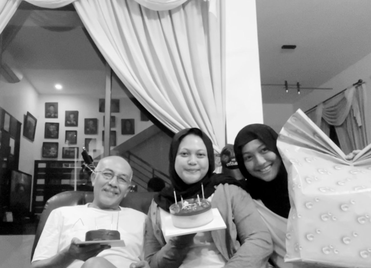 Ghia_Nisa's tweet photo. selamat ulang taaahun kakaku cintaku manisku, iduppp yang lama ya! happy haaaaappy happy haaaappy, harussss.⛓️‍💥 https://t.co/ltCo5jEU0C