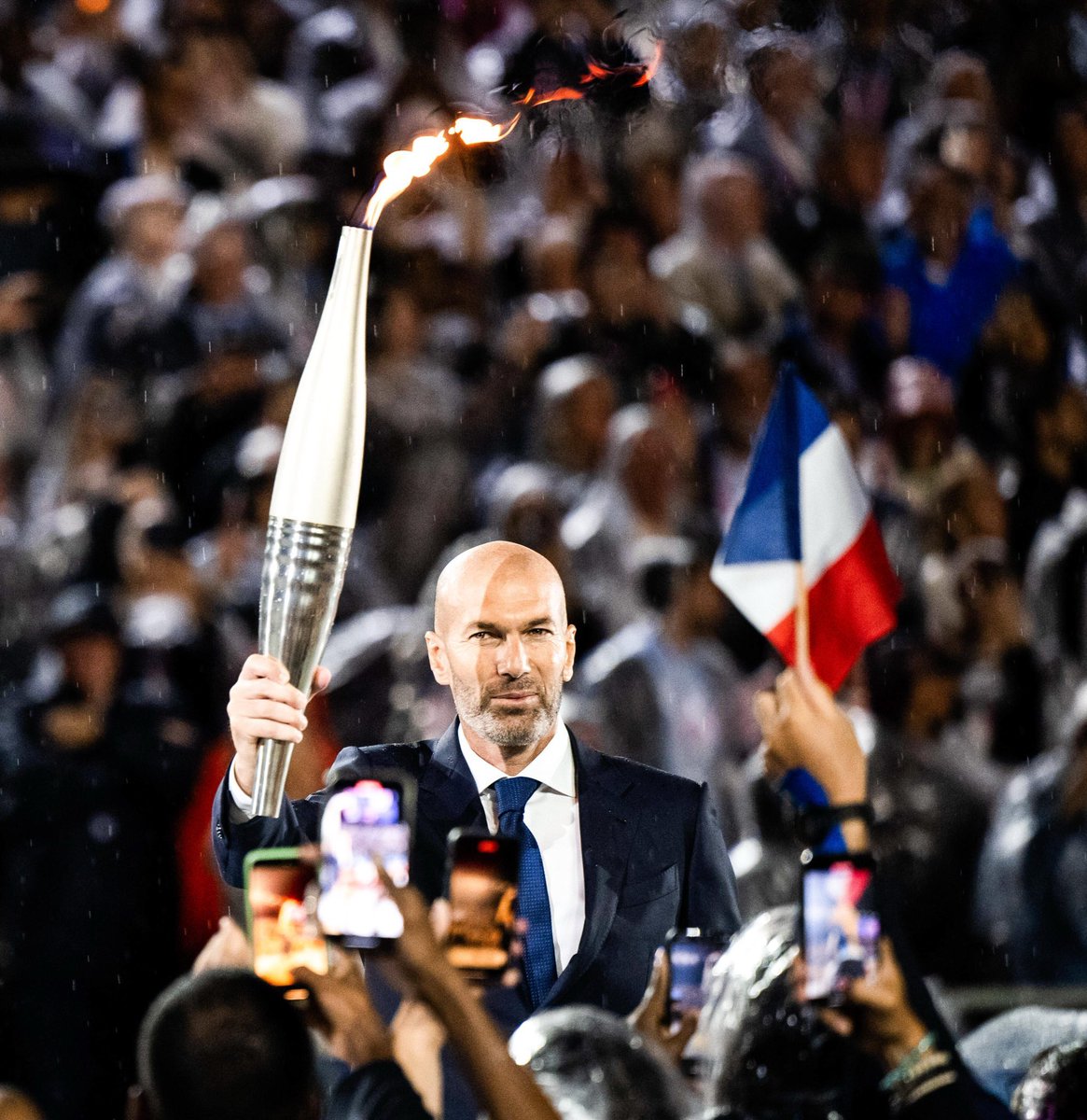_BeFootball's tweet photo. 🚨🚨 𝗟𝗘 𝗗𝗘𝗦𝗧𝗜𝗡 😱 : ZINÉDINE ZIDANE DEVRAIT RETROUVER L’ITALIE 🇮🇹 A LA TÊTE DES BLEUS !!!!! 🇫🇷🐓 

Son dernier match en tant que joueur en Équipe de France, il y a 20 ans !!! https://t.co/SmP8RlPr8s