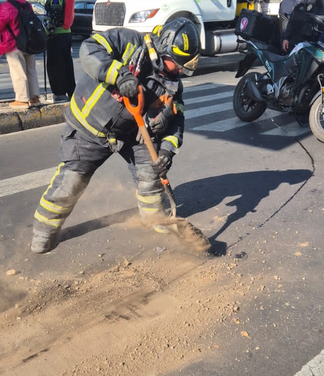 Bomberos_CDMX's tweet photo. Atendimos una volcadura en la calle Aquiles Serdán, colonia La Preciosa, @AzcapotzalcoMx, informamos que en vía pública se volcó un vehículo sobre su toldo. Resultando lesionado una persona atendido en el lugar por paramédicos.
#ServicioConcluido
 @JefeVulcanoCova https://t.co/U15rpdUAsl