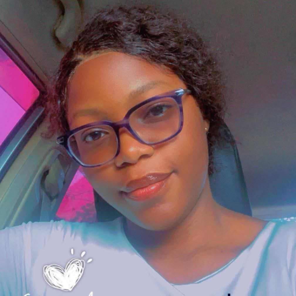 VoiceOfCongo's tweet photo. Kinshasa : Vediena Kayiba, 20 ans, étudiante à l’ISC Gombe portée disparue 

L’inquiétude grandit au sein de la famille Kayiba. Vediena Kayiba, 20 ans, étudiante à l’Institut Supérieur de Commerce (ISC) de Gombe, est portée disparue depuis le vendredi 6 février 2026. Selon ses proches, la jeune fille quittait l’université vers 18 heures lorsqu’elle a été vue pour la dernière fois.

Depuis ce jour, plus aucun signe de vie. Son téléphone reste injoignable et aucune information fiable n’a permis de retracer son itinéraire ou de localiser sa position. Deux jours après sa disparition, l’angoisse laisse place à une profonde détresse au sein de la famille.

Sa mère, visiblement bouleversée, affirme avoir saisi les services compétents, notamment l’IPCrime, mais déplore l’absence de suite concrète jusqu’à présent. « Nous avons signalé son cas, mais jusque-là, rien. Son numéro ne passe toujours pas. Nous vivons dans l’angoisse », confie-t-elle, appelant toute personne détenant une information à se manifester.

La famille lance un appel pressant à la solidarité et aux autorités pour intensifier les recherches. Toute information susceptible d’aider à retrouver Vediena Kayiba peut être communiquée aux services de sécurité les plus proches. 

Joshua Nsiala