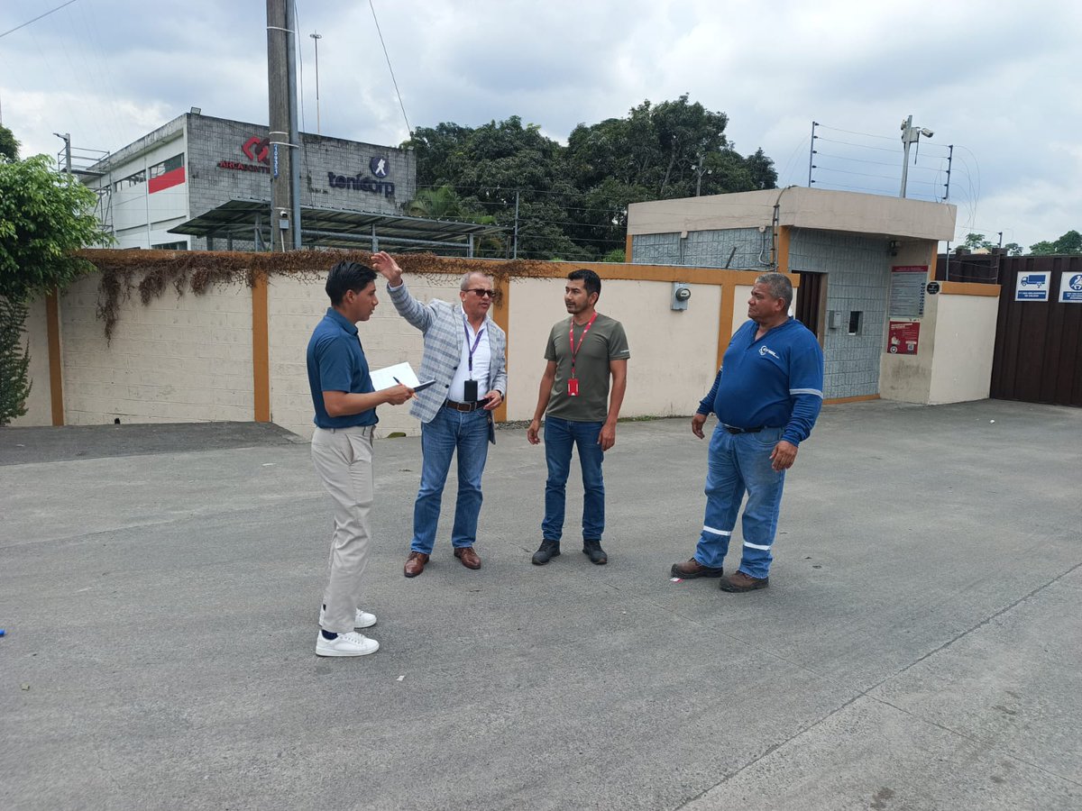 ecu911sambo's tweet photo. Hoy, el Jefe del @ECU911_ en Los Ríos, @RaulFalconT, visitó las instalaciones de #CEDI Tornicop en Quevedo, donde mantuvo un diálogo con el administrador para ampliar la #VideovigilanciaECU911 en la zona mediante la Interoperabilidad, mecanismo que permite articular esfuerzos con la empresa privada.

Durante la visita, se analizaron los alcances y beneficios de esta coordinación conjunta en favor de la seguridad ciudadana.