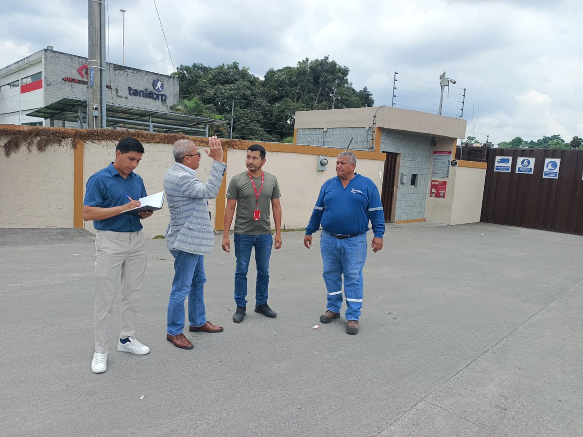 ecu911sambo's tweet photo. Hoy, el Jefe del @ECU911_ en Los Ríos, @RaulFalconT, visitó las instalaciones de #CEDI Tornicop en Quevedo, donde mantuvo un diálogo con el administrador para ampliar la #VideovigilanciaECU911 en la zona mediante la Interoperabilidad, mecanismo que permite articular esfuerzos con la empresa privada.

Durante la visita, se analizaron los alcances y beneficios de esta coordinación conjunta en favor de la seguridad ciudadana.