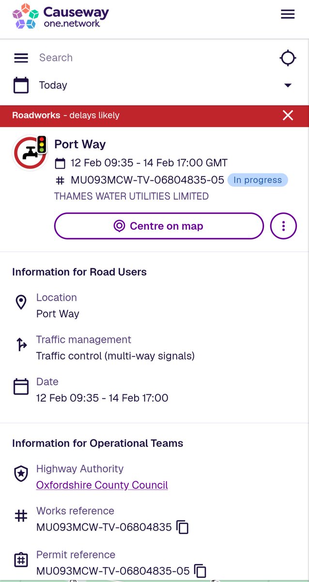 EmmaJSlark's tweet photo. Well done @thameswater 3 way lights and absolute havoc on the road for roadworks 100 yards off the road. Whoever gave this the green light needs to be sacked. https://t.co/iDDzVlbncV