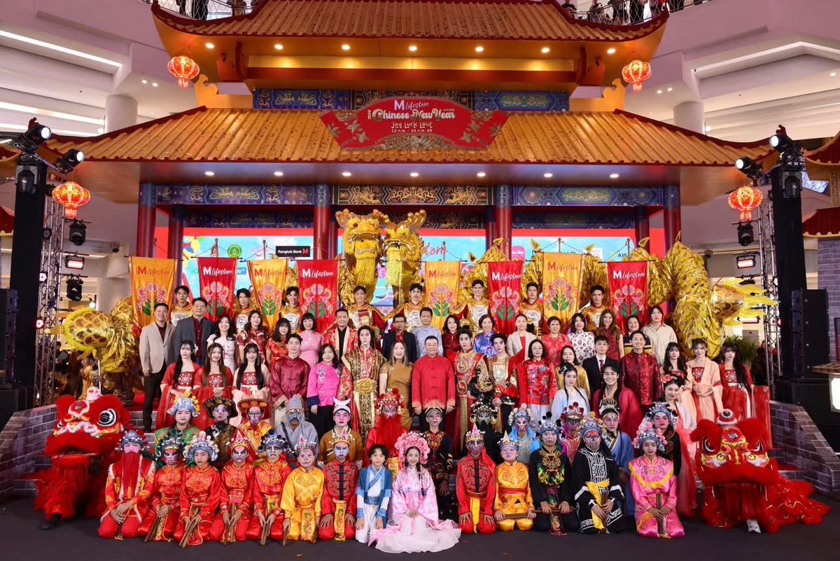 นานิ  หิรัญกฤษฎิ์  และเติ้ล–เฟิร์สวัน พร้อมด้วยศิลปิน BNK48
เบิกฤกษ์ฉลองตรุษจีนปีม้าไฟสุดยิ่งใหญ่ ในงาน “JOY LUCK LOVE CHINESE NEW YEAR 2026”

#hirunkit_ #TleFirstone #BNK48 
#มะเมียทะยานไกลม้าไฟมหาเฮง #JoyLuckLoveChineseNewYear2026