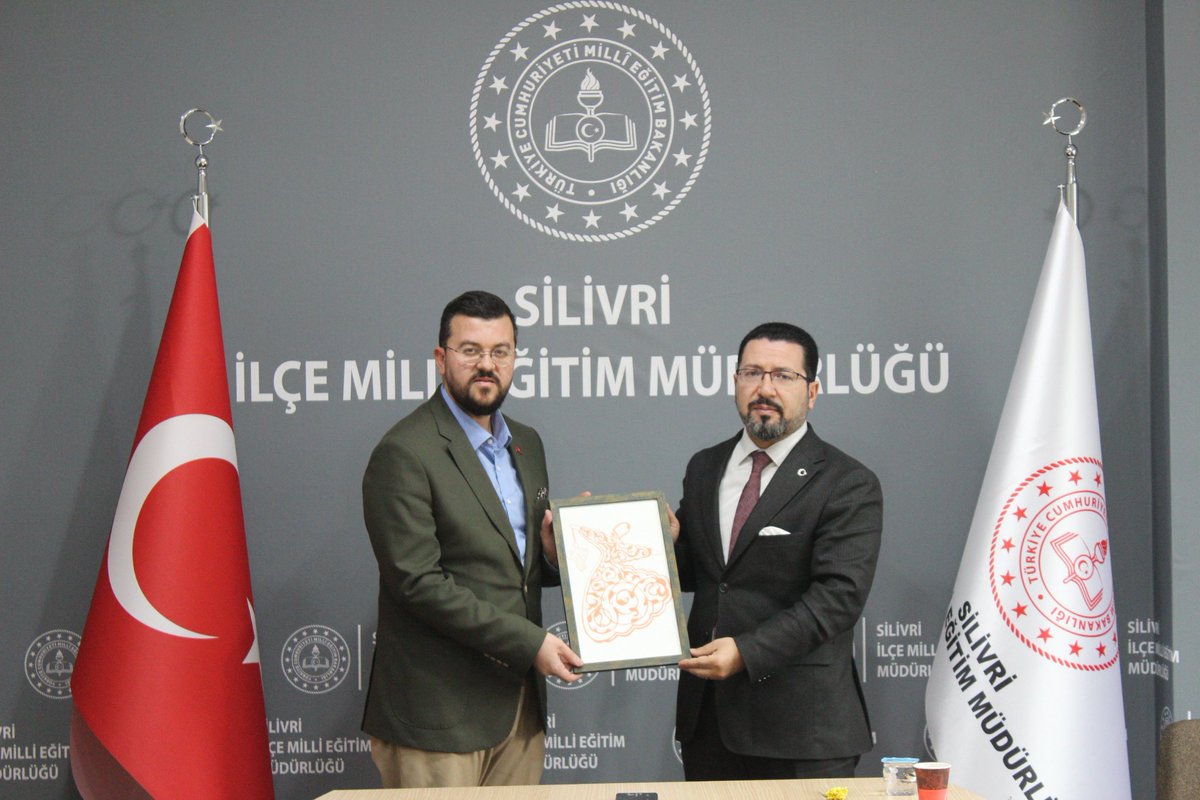 Kıymetli eğitmenlerimizle birlikte İlçe Milli Eğitim Müdürümüz Sayın İbrahim Hakkı Damat beyefendiyi ziyaret ederek çalışmalarımız üzerine istişarelerde bulunduk. Nazik kabulleri için teşekkür ediyorum.