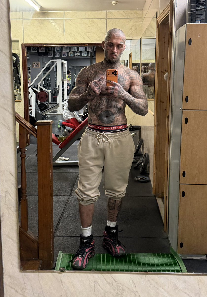 Alpha_Scaff's tweet image. Mirror, Mirror on the… Nah fuck that! Open your wallets f@ggets. Daddy needs new shoes 😤