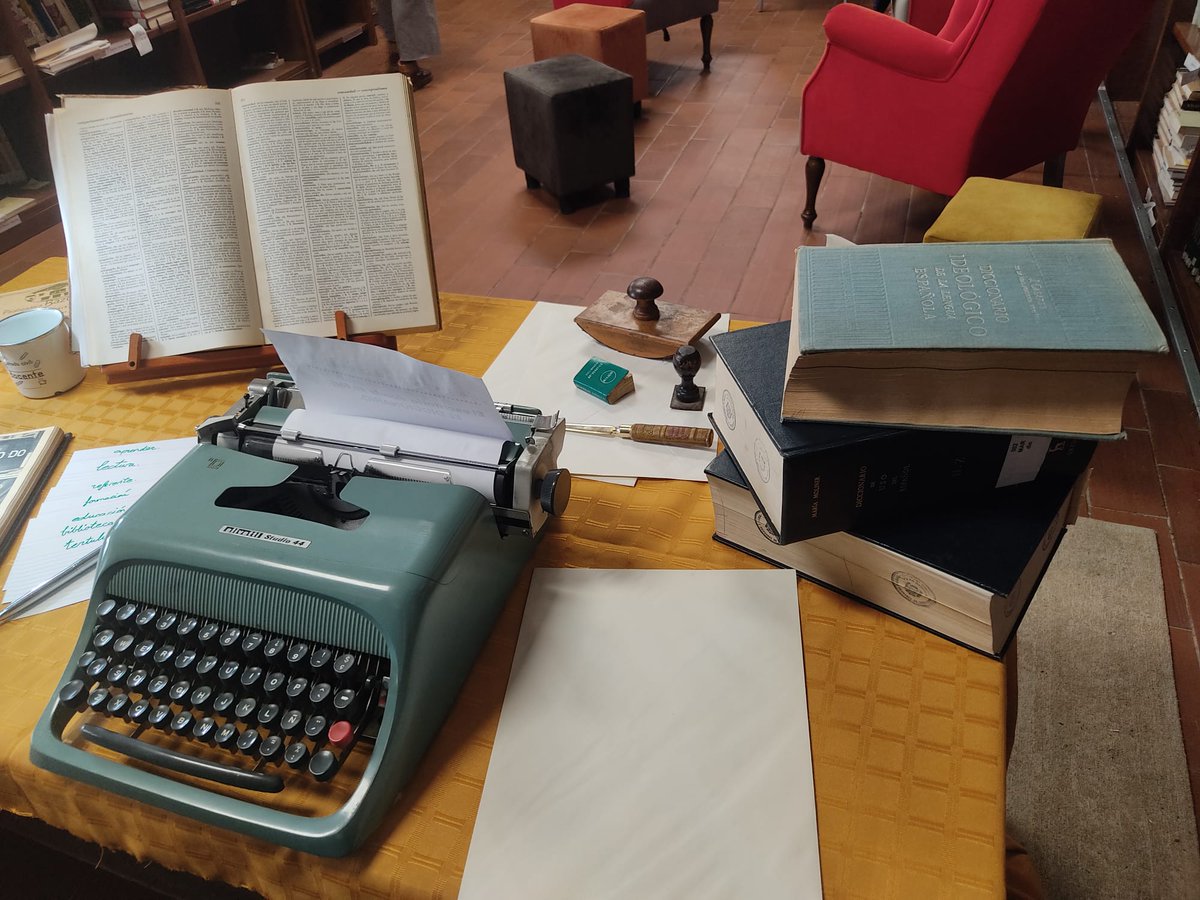 Recreamos el despacho de María Moliner con motivo de nuestra merienda literaria 📚🤓☕