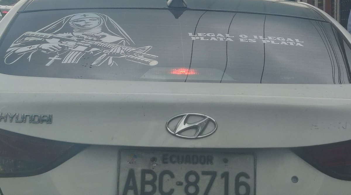 Me dueles #Ecuador como se normaliza libremente la #delincuencia por las calles, donde frases alusivas a la mala vida del dinero fácil son un orgullo, así es como ganan la admiración de nuestros niños y jóvenes.
En un operativo policial deberían detenerlos e iniciar investigación