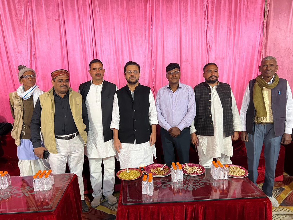 AhadkhanSp's tweet photo. आज पूर्व कैबिनेट मंत्री बड़े भाई जनाब यासर शाह जी ने जनपद बहराइच के विभिन्न शादी समारोहों में शामिल होकर सभी अपनों से मुलाक़ात की और अपनी मुबारकबाद पेश की।
@yasarshah_SP 
@TeamYasarShah 
@Sanskarjain270 
@JyotiDevSpeaks https://t.co/k7E4tn4IPb