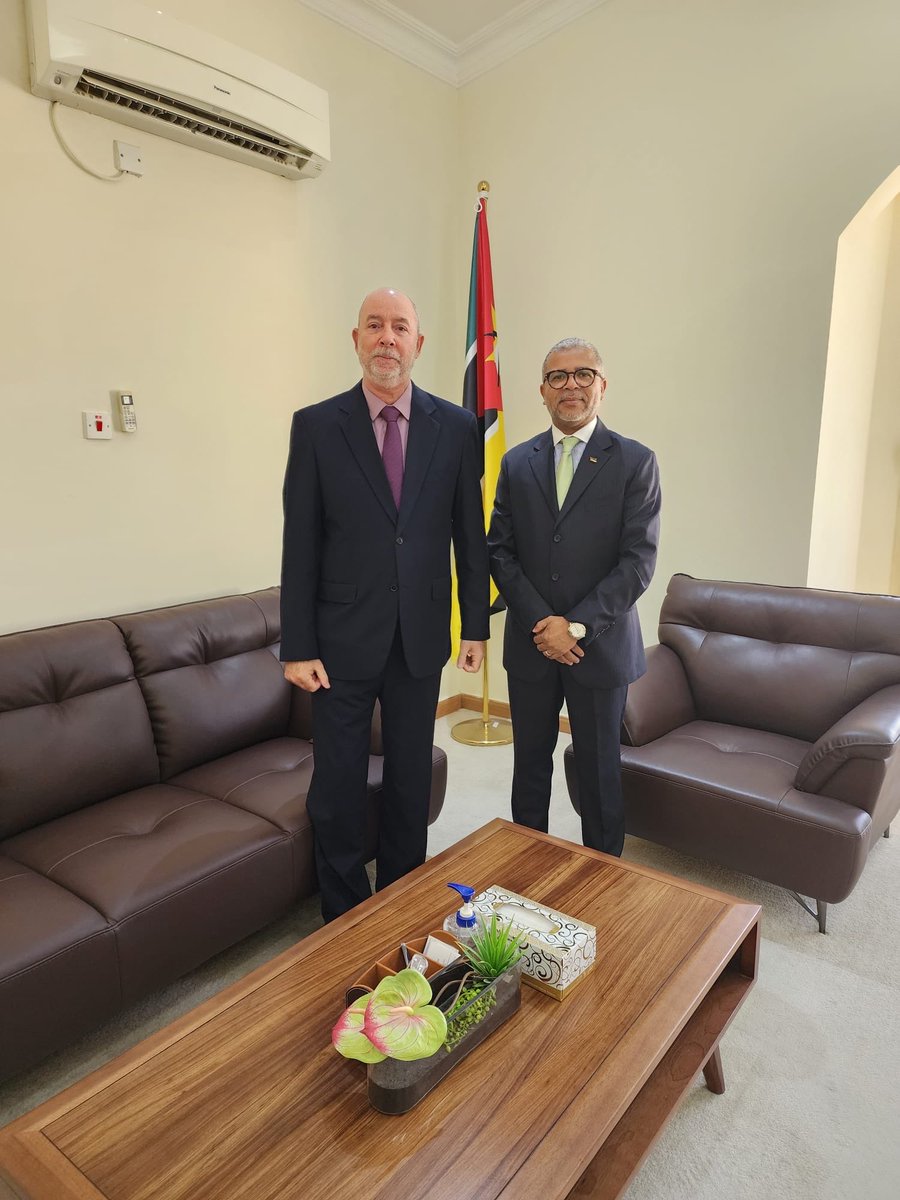سعدت بلقاء سعادة السيد اسحاق مامودو ماسامبى سفير جمهورية موزمبيق لدى دولة قطر، حيث تحدثنا عن العلاقات التاريخية والصداقة التي تجمع شعبينا و بلدينا 🇨🇺🇲🇿