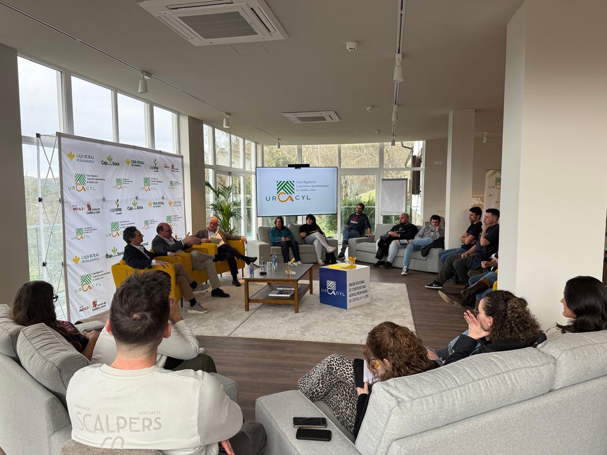 Hemos tenido una interesante tertulia con los gerentes de las Cooperativas  Alta Moraña y Asovino en las que han contado a los jóvenes las actividades de sus empresas, los servicios que prestan a sus socios y los retos que afrontan