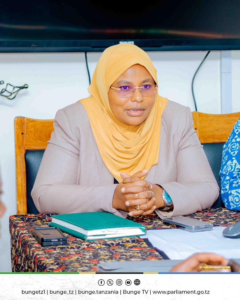 bunge_tz's tweet photo. Wajumbe wa Kamati ya Kudumu ya Bunge ya Elimu, Utamaduni na Michezo wakiongozwa na Mwenyekiti wake, Mhe. Husna Sekiboko, wamepatiwa mafunzo yaliyotolewa na Wizara ya Habari, Utamaduni, Sanaa na Michezo yaliyoongozwa na Naibu Waziri wa Wizara hiyo, Mhe. Hamis Mwinjuma. https://t.co/6dQNnk1vDi
