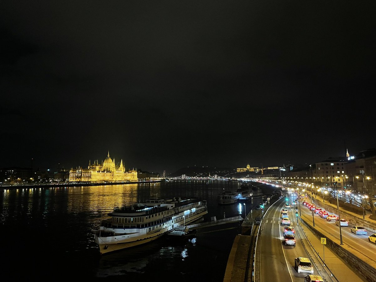 ed eccoci a budapest, seconda tappa del mio tour europeo da giovane letterata illuminata (grazie sabrina per l'immagine)