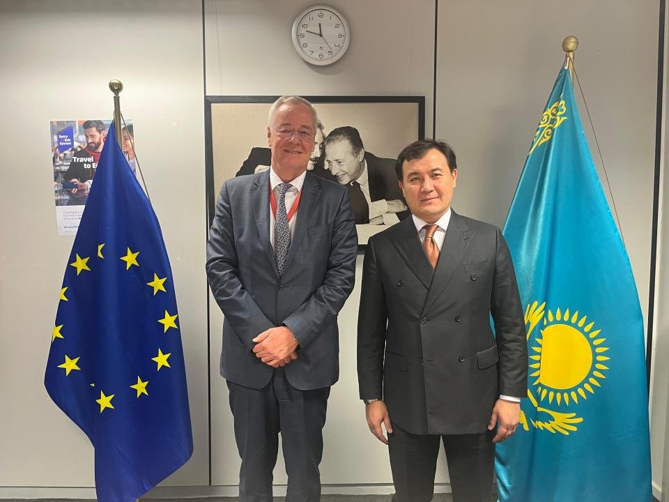 постучалась с обращением в Европейскую комиссию -
Казахстан прямо сейчас ведет с Европой переговоры об упрощении визового режима. и думается мне, что Евросоюз в рамках переговоров должен поднять вопрос защиты российских антивоенных и антирежимных активистов от депортации.