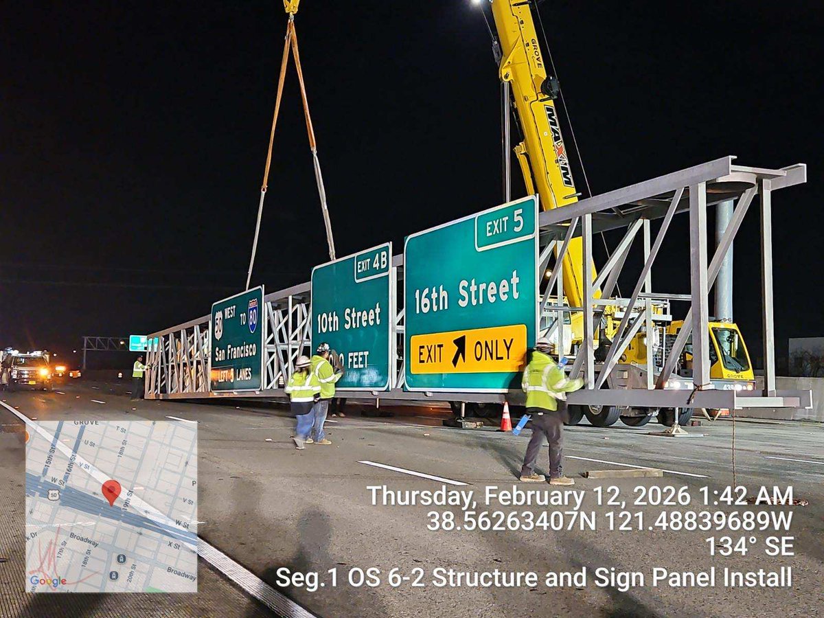 CaltransDist3's tweet image. #Update The overhead sign installation that took place last night across westbound of the FIX50 project in Sacramento, was completed successfully by our crews and they were able to open the traffic break ahead of schedule.  #KnowBeforeYouGo #QuickMap