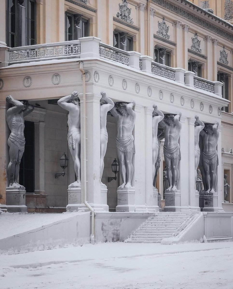 Атланты Нового Эрмитажа 🥶 
📸 Андрей Михайлов.