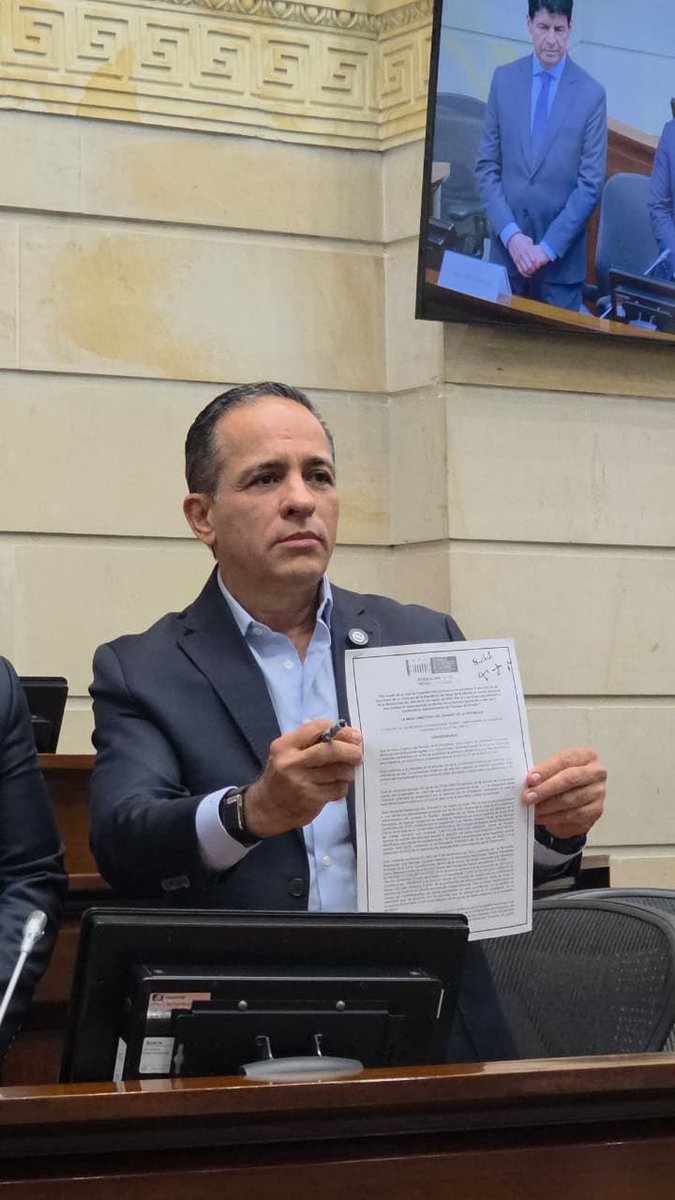 ckevingomez's tweet photo. Se hizo justicia. Esta imagen lo dice todo: @AlexLopezMaya, con la sentencia en mano y la frente en alto, regresa al lugar que la voluntad popular le otorgó y que la persecución política de la oposición le intentó arrebatar.

Recuperamos a un gigante, a un estadista. Vuelve el expresidente del Senado que se jugó la piel para aprobar las reformas sociales del presidente @petrogustavo, llega también a ponerse la camiseta para que logremos la continuidad del cambio con @IvanCepedaCast.