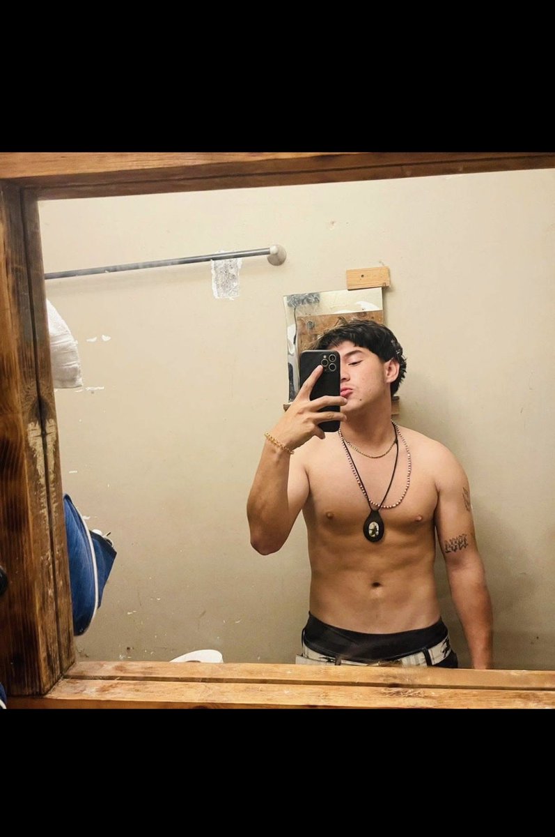heter0smoros's tweet photo. Alguien tiene contenido de el? Manden DM https://t.co/JRXeE7E8Rk