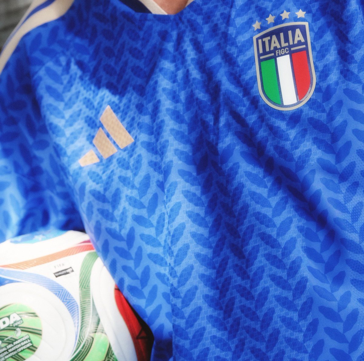 GiovaniBN's tweet photo. 🇮🇹✨ Nazionale U17
Doppio appuntamento di prestigio per l’Italia #Under 17, che il 18 e 20 febbraio affronterà la #Francia in due sfide internazionali di alto livello.
Convocati tre giovani bianconeri:
🧤Emanuele #Giaretta
🛡️Alessandro #Ghiotto
💎Thomas #Corigliano https://t.co/6DUIWFBAaJ