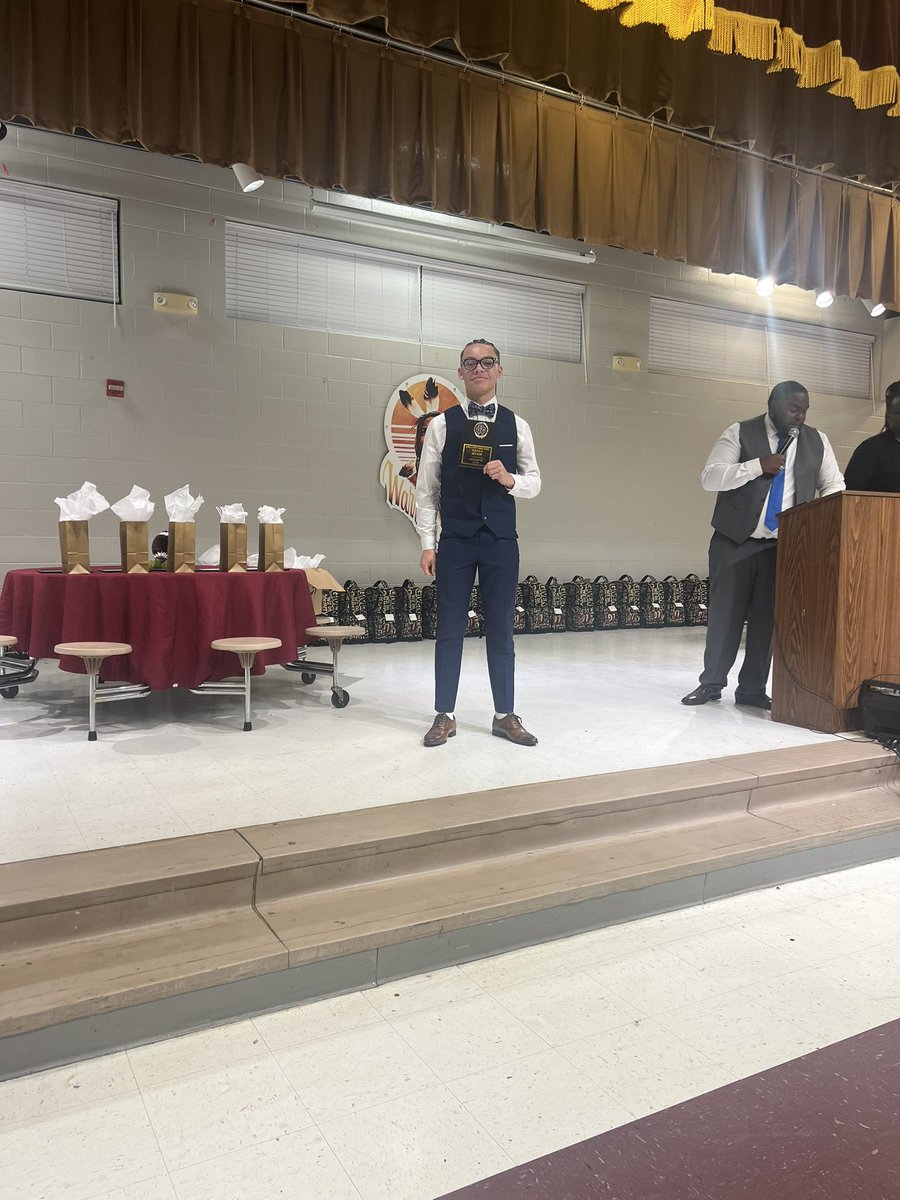 taeomajor's tweet photo. Honored to be named Overall Team MVP AND Highest Team GPA 📈🏆
Proof that you can dominate on the field AND in the classroom.
Work ethic. Discipline. Consistency. This is just the beginning.
#StudentAthlete #MVP #NoDaysOff @HallTechSports1 @Coach_Griggs @PrepRedzoneAL @Rivals https://t.co/XHZUEzk2lw
