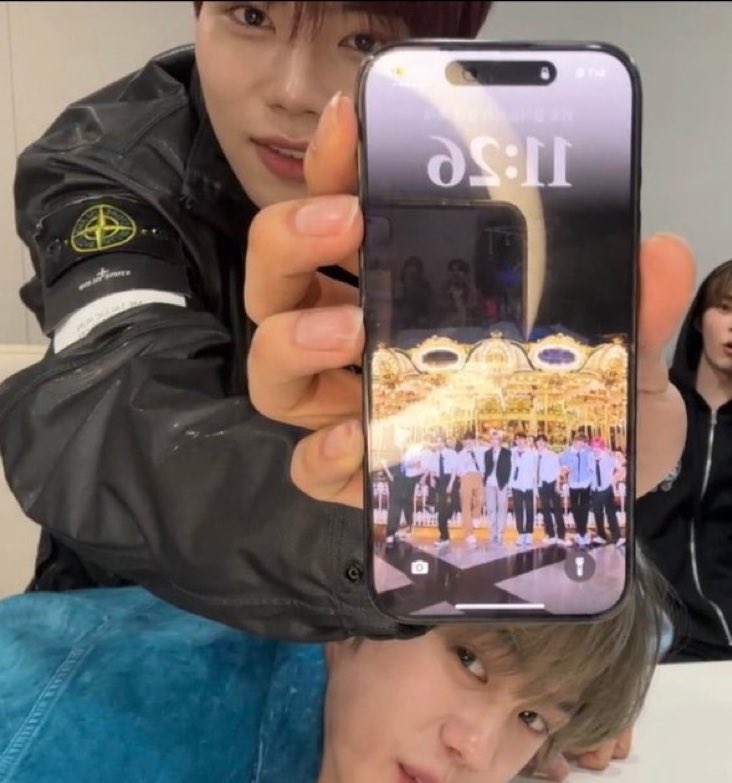 kkomuIis's tweet image. he loves his zerobaseone more than anyone else in this world