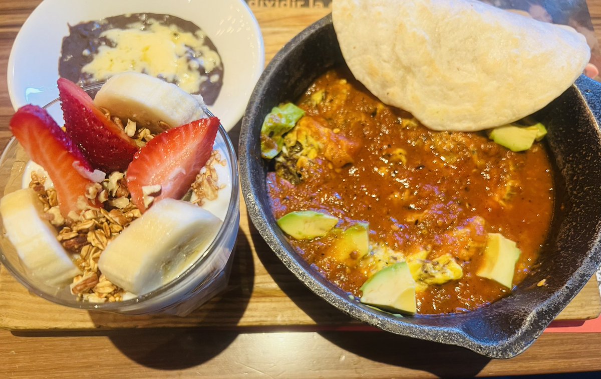 Ya llegué!!🥳🥳 Y así me recibe Querétaro,México, con 23°C y una machaca con huevo, frijoles refritos, y tortillas de harina del meritito Monterrey! 🥰 Ajúaaaaa!
😍🥳🥳🥳🤣🤣