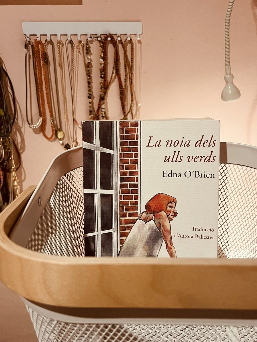 MerceComas1's tweet image. La noia dels ulls verds @SidillaEdicions traducció d’Aurora Ballester 
La història de la Caithleen, que creu que ha trobat l’amor de la seva vida, i ha de lluitar contra la seva família. Una història bonica, entretinguda i ben escrita.