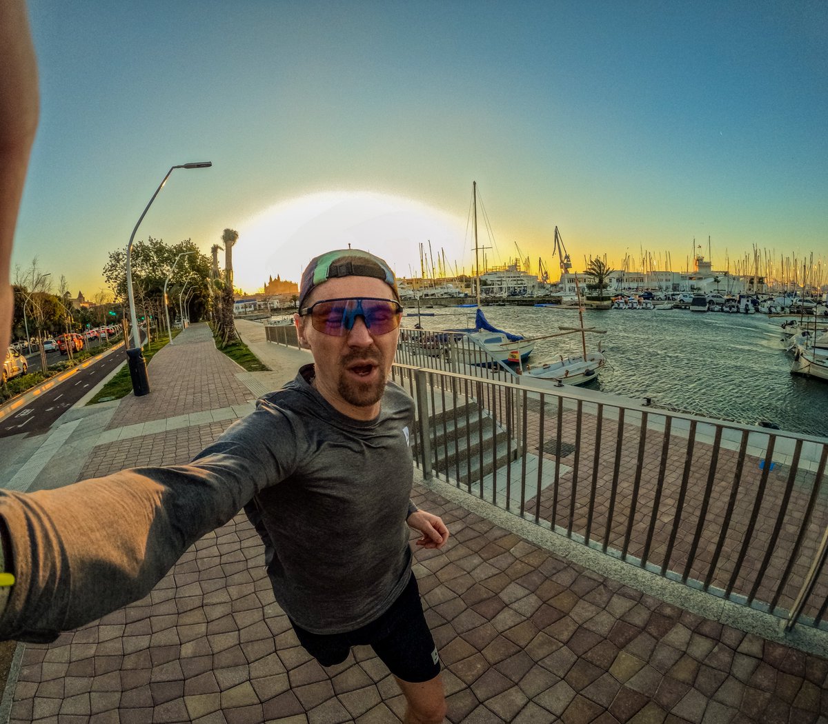 Tag 3 auf Malle. Der Absturz. 📉 Gestern: Intervalle wie ein Gott. 🚀 Heute: Nach 10km fast ohnmächtig vor Schmerzen. 💀

Es ist eine Wundertüte des Grauens. Marathon in ein paar Wochen? Aktuell unvorstellbar.

domrunsagain.com/schwarz-vor-au…