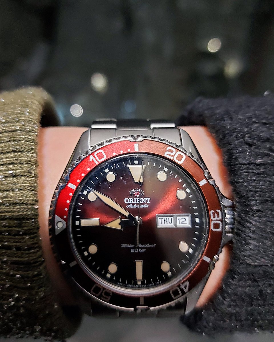 landashing's tweet image. この暗闇みたいな光の下で、ワインレッドのダイヤルが血のように深くなる…  
歯のような鋭いハンドと太いバーインデックスが、ただの時計じゃねえって主張してるぜ。  
Kamasu 2、男の相棒だ。🔥🔱

#Kamasu #Kamasu2 #OrientKamasu #ワインレッド #バーガンディ #腕時計
