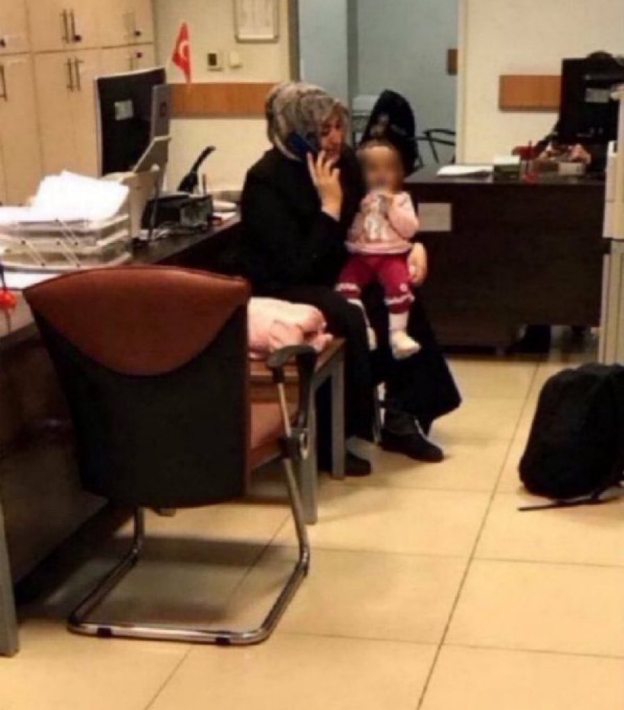 İSTANBUL

Sümeyye Aydın, 13 Aralık 2022'den beri hapiste. 2 çocuk annesi Sümeyye Aydın, aynı sebepten daha önce de ev hapsine mahkum edilmişti. 

Sümeyye Aydın'ın küçük kızı annesiyle beraber hapiste. Evde annesiz büyüyen bir kız çocuğu daha var. 
 
AİHM, Sümeyye Aydın'ın