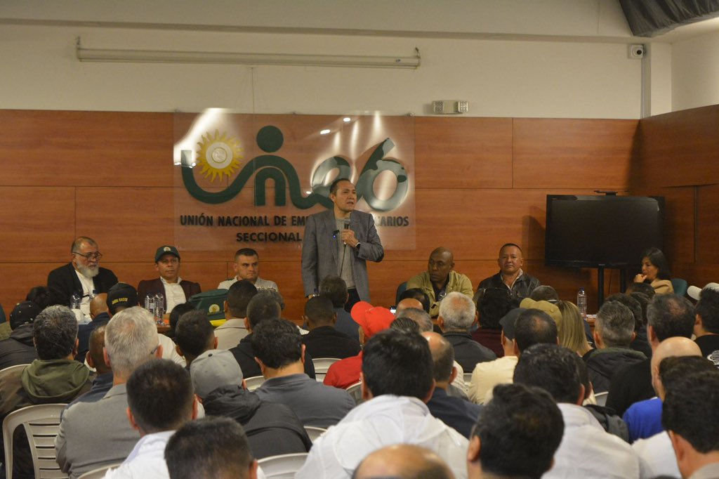 MintrabajoCol's tweet photo. El ministro @AntonioSanguino acompañó el Encuentro Nacional de Sindicalistas con una convicción: los avances del trabajo digno nacen de la organización de las y los trabajadores. Hoy hablamos de derechos laborales y salario vital, conquistas históricas del movimiento sindical. 🇨🇴 https://t.co/mVBOmlThcA