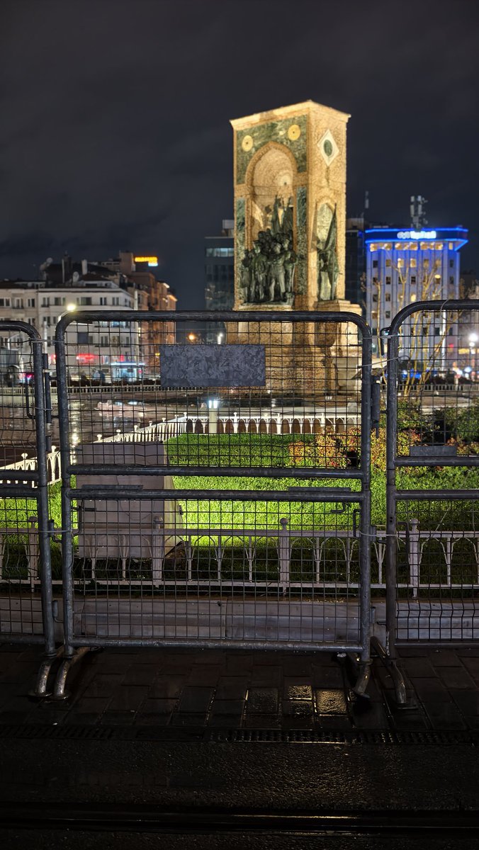 İstanbul'un göbeğindeki Cumhuriyet anıtı, neden kapalı?

Cumhuriyet ve Atatürk abluka altında mı, buradan o anlamı mı çıkarmalıyız?

Uzun zamandır bu şekilde. Eskiden insanlar burada oturur sohbet ederdi, buluşma yeri, sosyalleşme yeri idi. Ne oldu da kapandı? Sebep?