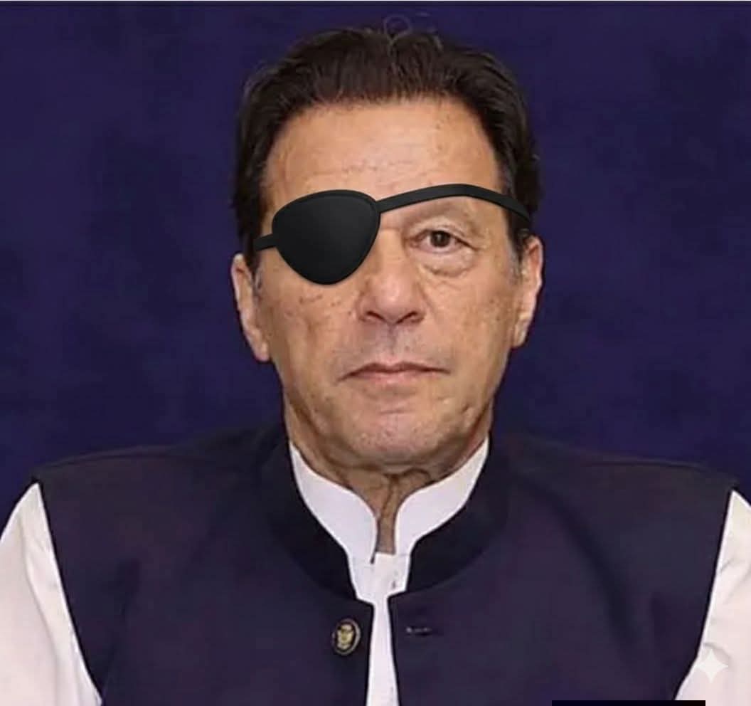 جس نے قوم کو دیکھنا سکھایا آج وہ خود کانڑا ہوچکا ہے احتجاجاً مرشد سے محبت کرنے والے ہر شخص کو اپنی آنکھ پھوڑ لینی چاہئیے۔ 😭