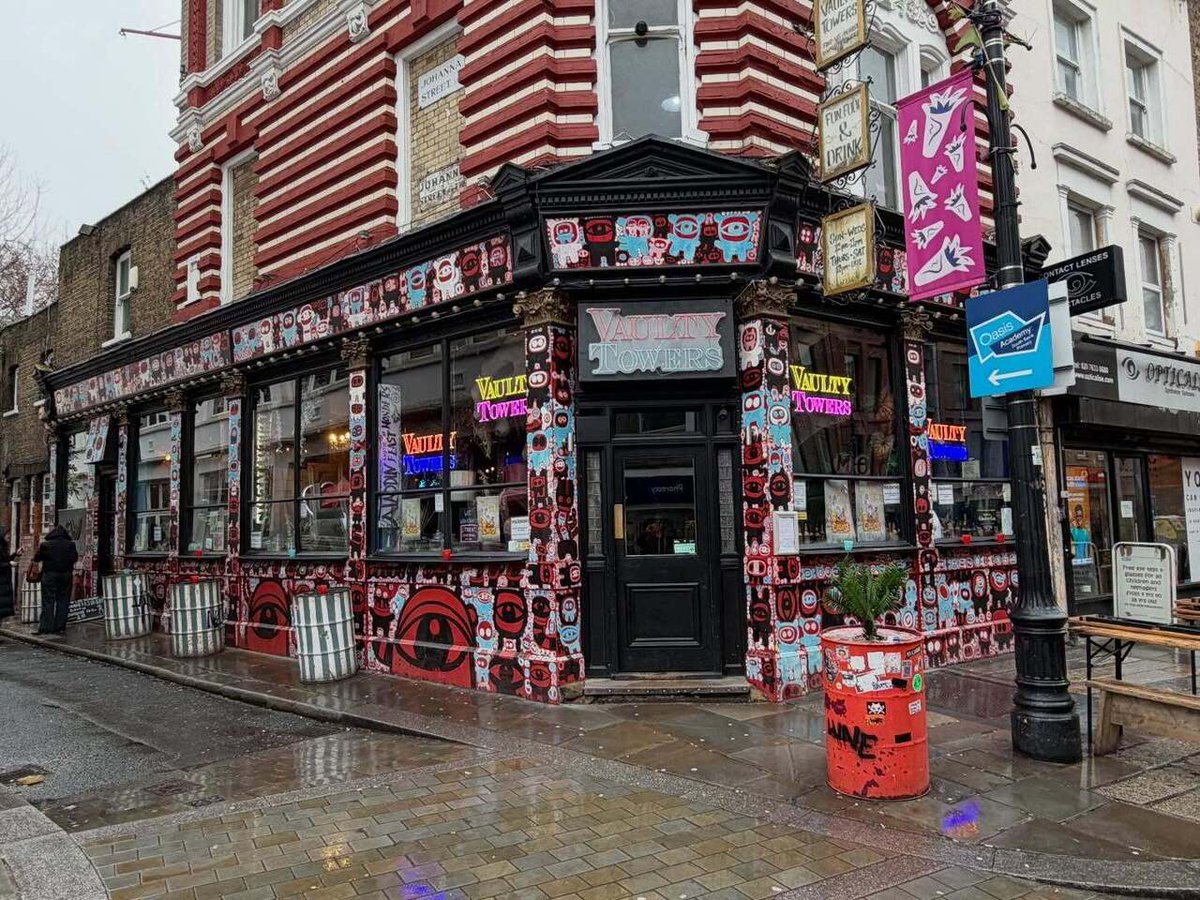 Timothy_Hughes's tweet image. Vaulty Towers @vaultytowersuk #vaultytowers #london #waterloo #streetart #streetartlondon instagr.am/p/DUqtdcMjmzb/