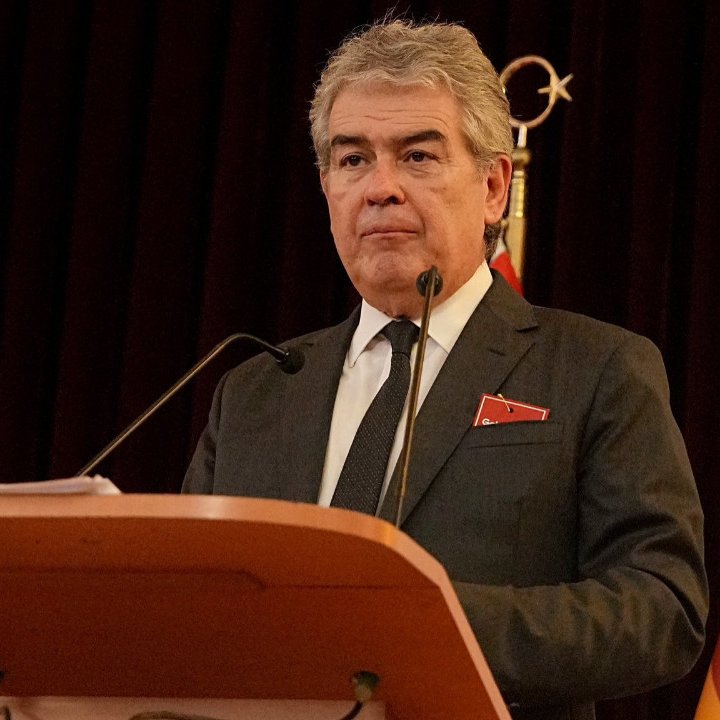 Süheyl Batum: "Erden Timur çok iyi bir Galatasaraylıdır. Çok iyi vizyon sahibidir. Erden Timur, mutlaka Galatasaray'ın geleceğinde olmalıdır. Galatasaray başkanı olmasını çok isterim. Ben de Galatasaray geleceğinde mutlaka yer alması yönünde talepkar olacak insanlardan biri