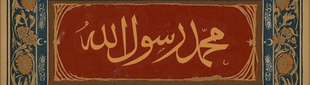 Tüm dünyayı hizaya getiren zatın özellikleri:

▫️Evini temizler
▫️Elbisesini yıkar
▫️Elbisesini diker
▫️Koyunları sağar
▫️Yemek yapar
▫️Ok atmada, kılıç sallamada ve kalkan tutmada mükemmel bir mücahid idi
▫️Çocuklarla çocuk, yaşlılarla yaşlı idi. Ona Salât ve selâm olsun.