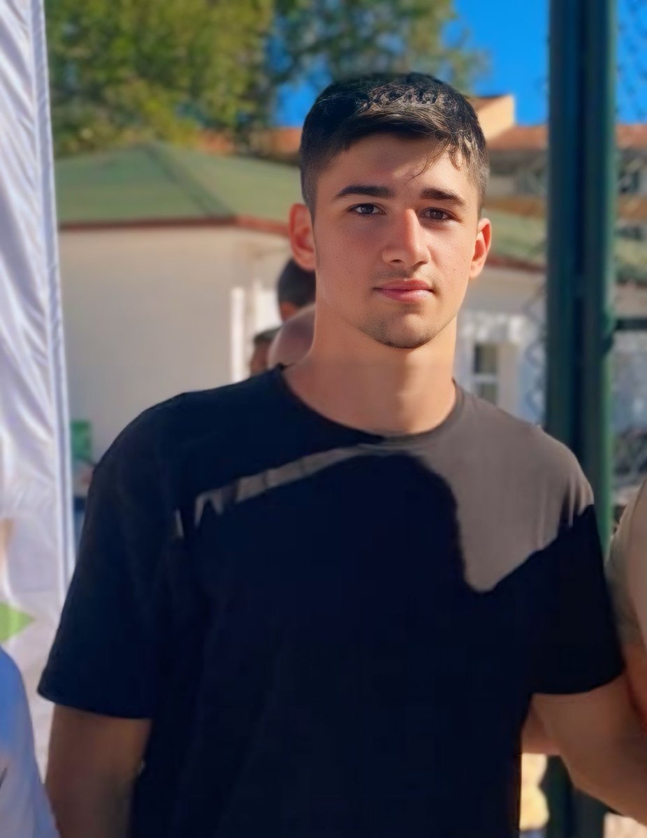 Kardeşim Berkay Melikoğlu 17 yaşındaydı. Hayali Dünya şampiyonu olmaktı. Çocuklara zorbalık yapan çete grubuna dur dediği için 18 yaşındaki Ahmet Muhammet Özkal tarafından tam beş kere kalbinden ve ciğerlerinden bıçaklanarak katledildi. Berkay’ı katlettikten sonra yüzüne karşı